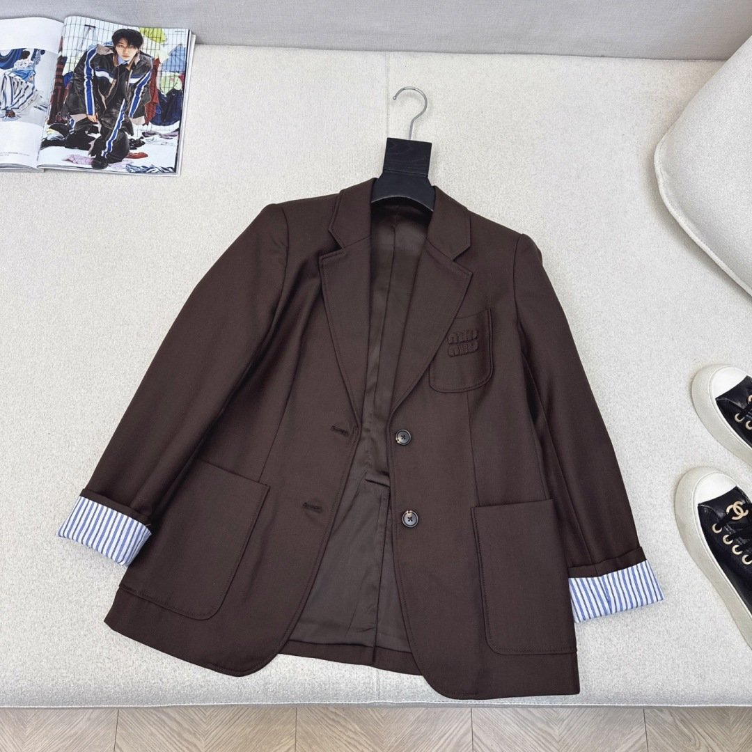 独家款～ Miu 25Ss———秋冬最新款美拉德色系logo西装外套 🤎缪式时髦穿搭公式 两粒扣设计 廓
