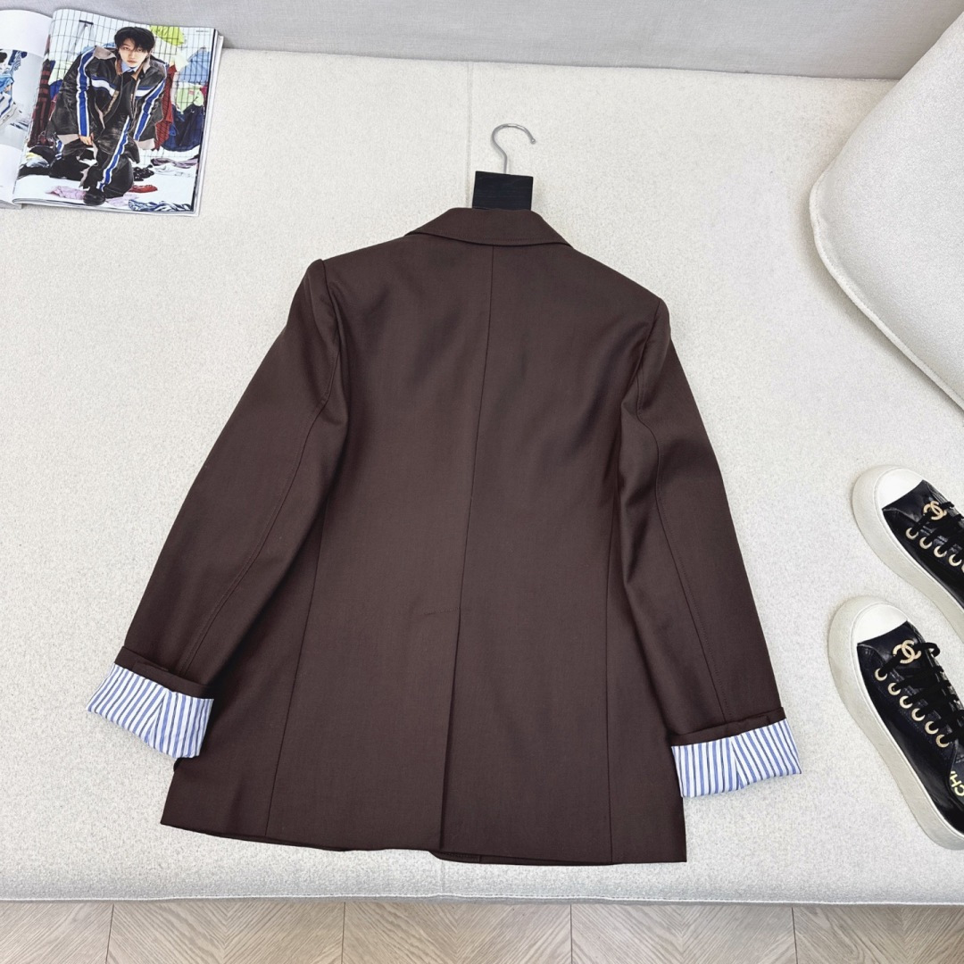 独家款～ Miu 25Ss———秋冬最新款美拉德色系logo西装外套 🤎缪式时髦穿搭公式 两粒扣设计 廓