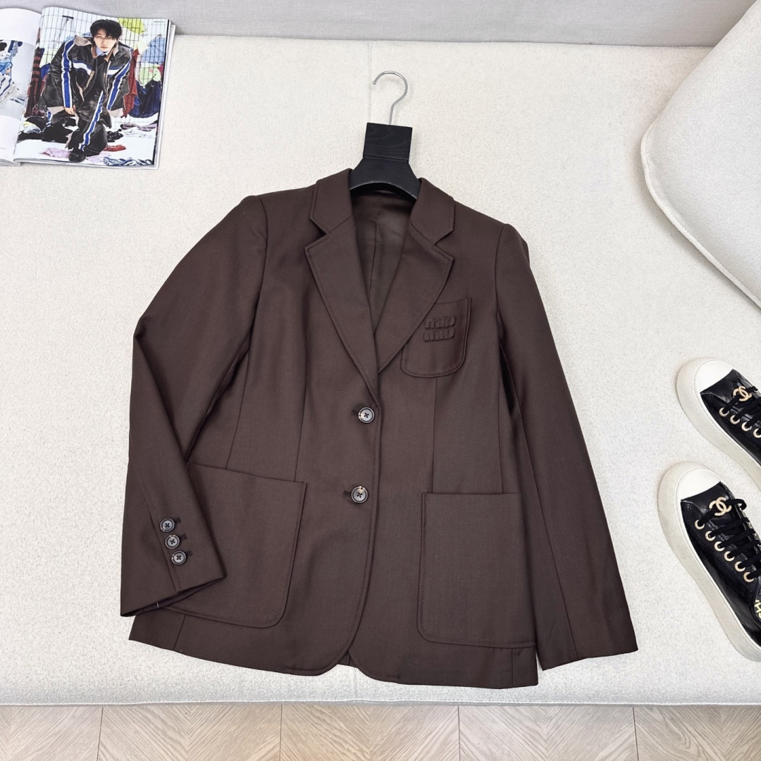 独家款～ Miu 25Ss———秋冬最新款美拉德色系logo西装外套 🤎缪式时髦穿搭公式 两粒扣设计 廓
