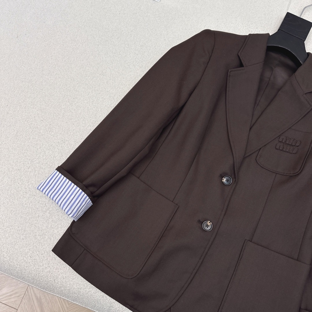 独家款～ Miu 25Ss———秋冬最新款美拉德色系logo西装外套 🤎缪式时髦穿搭公式 两粒扣设计 廓