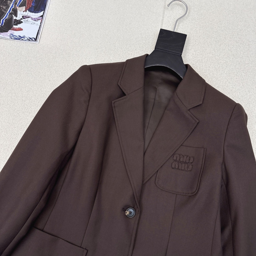 独家款～ Miu 25Ss———秋冬最新款美拉德色系logo西装外套 🤎缪式时髦穿搭公式 两粒扣设计 廓