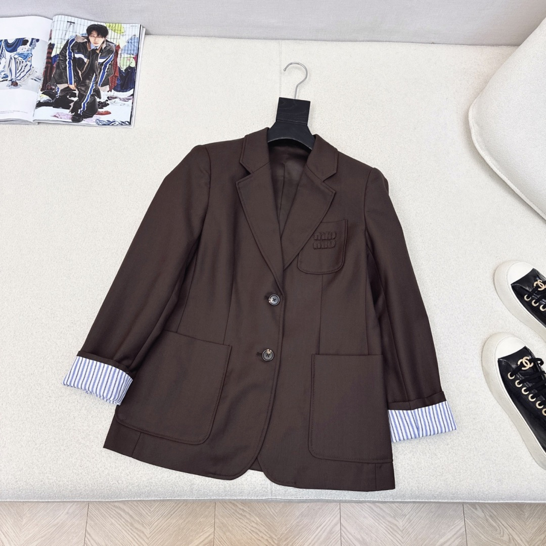 独家款～ Miu 25Ss———秋冬最新款美拉德色系logo西装外套 🤎缪式时髦穿搭公式 两粒扣设计 廓
