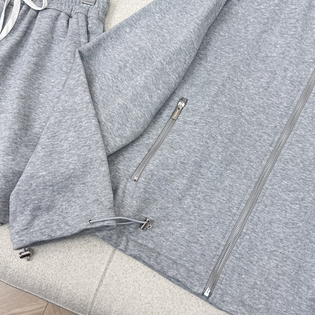 时髦达人一套搭配 Miu 25Ss———秋冬最新款字母图案刺绣装饰套装 🩶立领宽松廓形拉链外套+松紧腰短