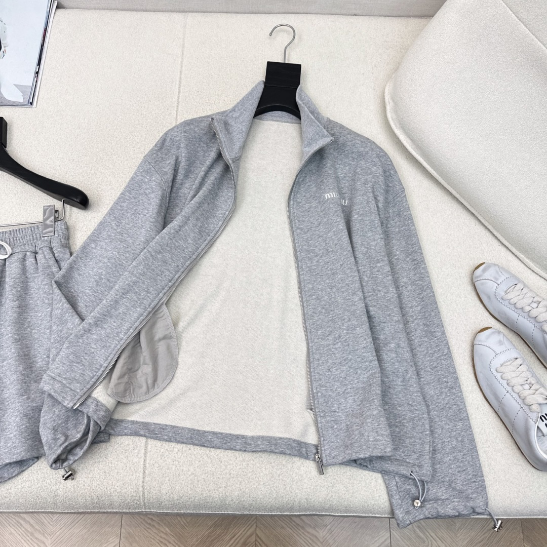 时髦达人一套搭配 Miu 25Ss———秋冬最新款字母图案刺绣装饰套装 🩶立领宽松廓形拉链外套+松紧腰短