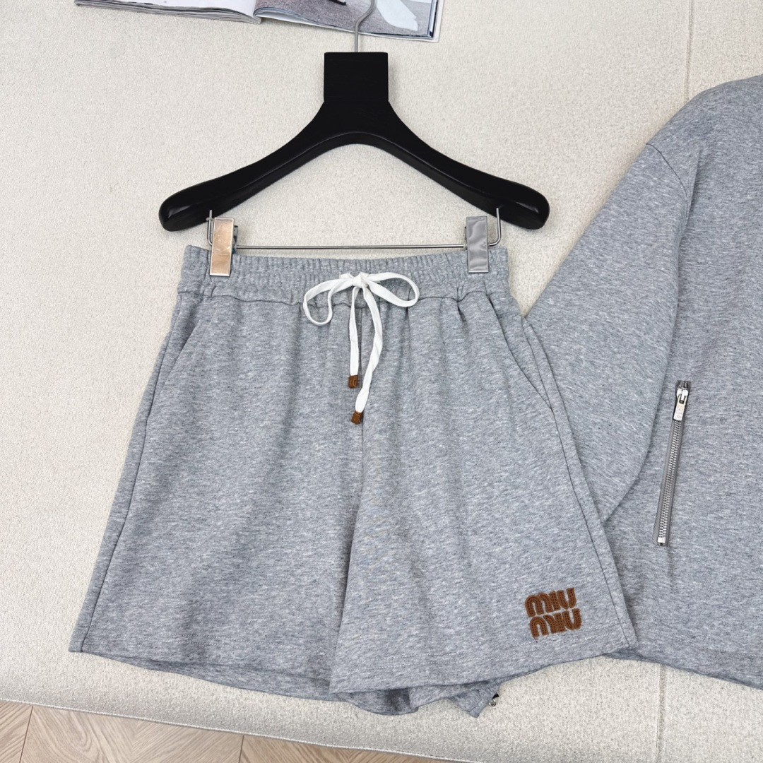 时髦达人一套搭配 Miu 25Ss———秋冬最新款字母图案刺绣装饰套装 🩶立领宽松廓形拉链外套+松紧腰短