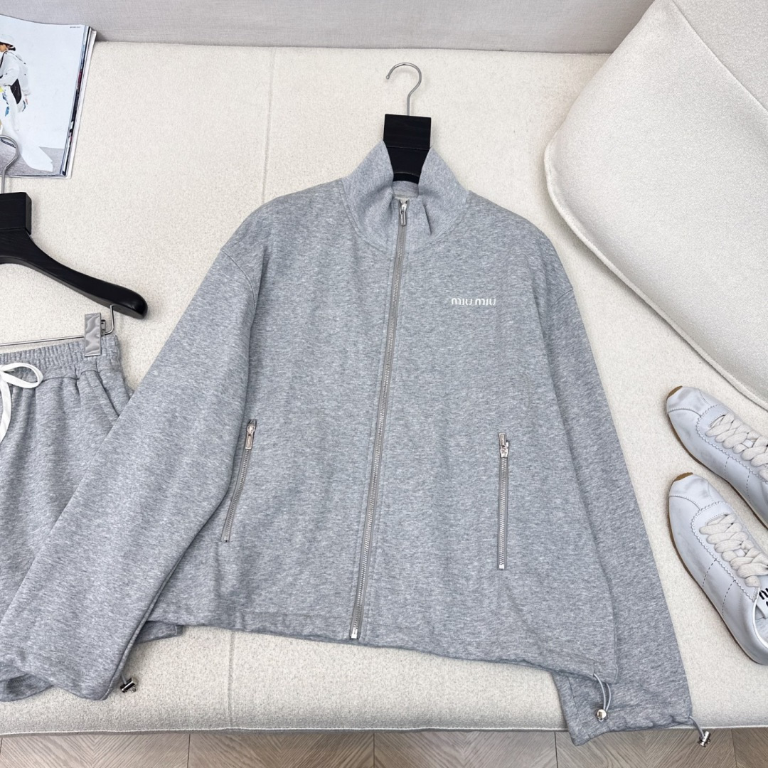 时髦达人一套搭配 Miu 25Ss———秋冬最新款字母图案刺绣装饰套装 🩶立领宽松廓形拉链外套+松紧腰短