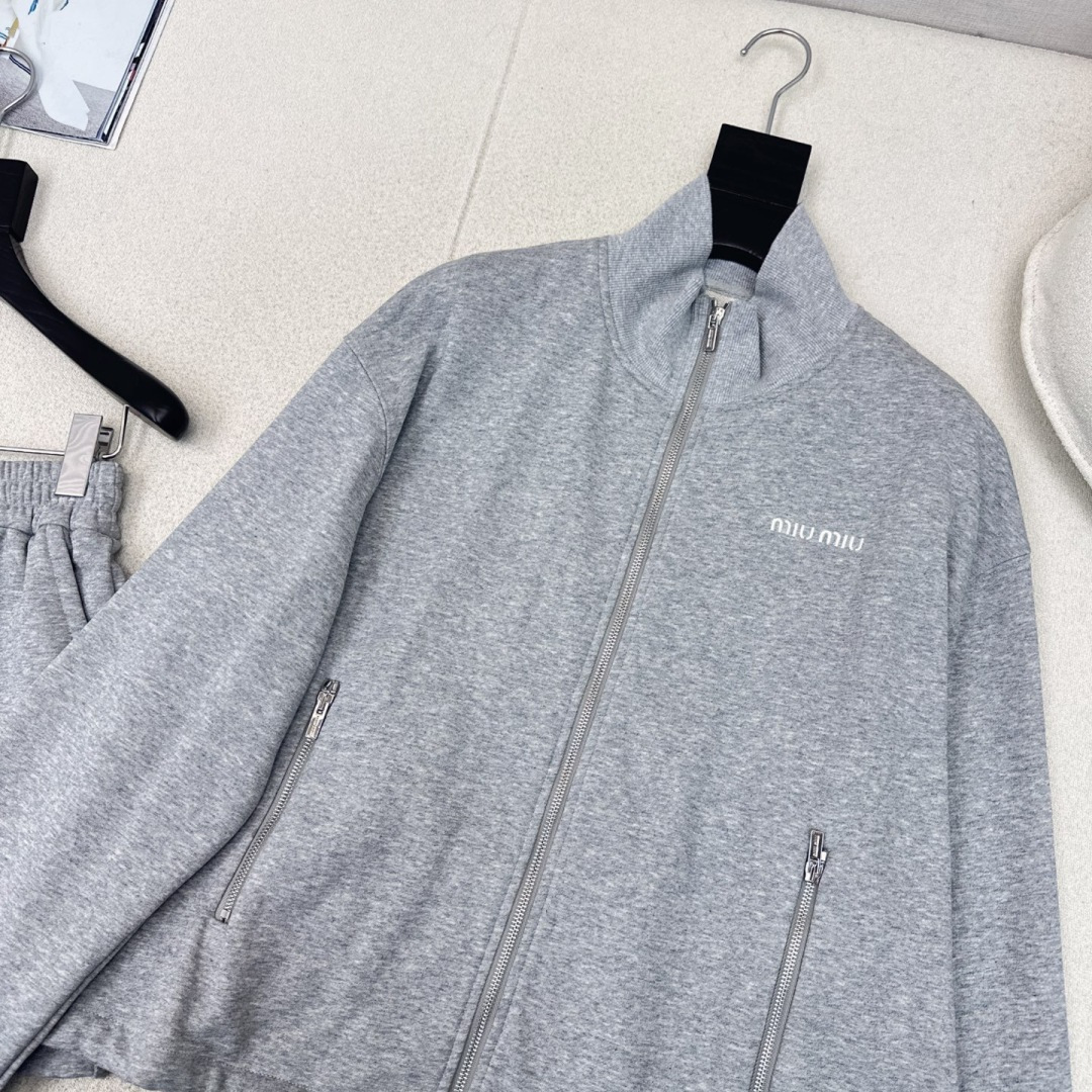 时髦达人一套搭配 Miu 25Ss———秋冬最新款字母图案刺绣装饰套装 🩶立领宽松廓形拉链外套+松紧腰短