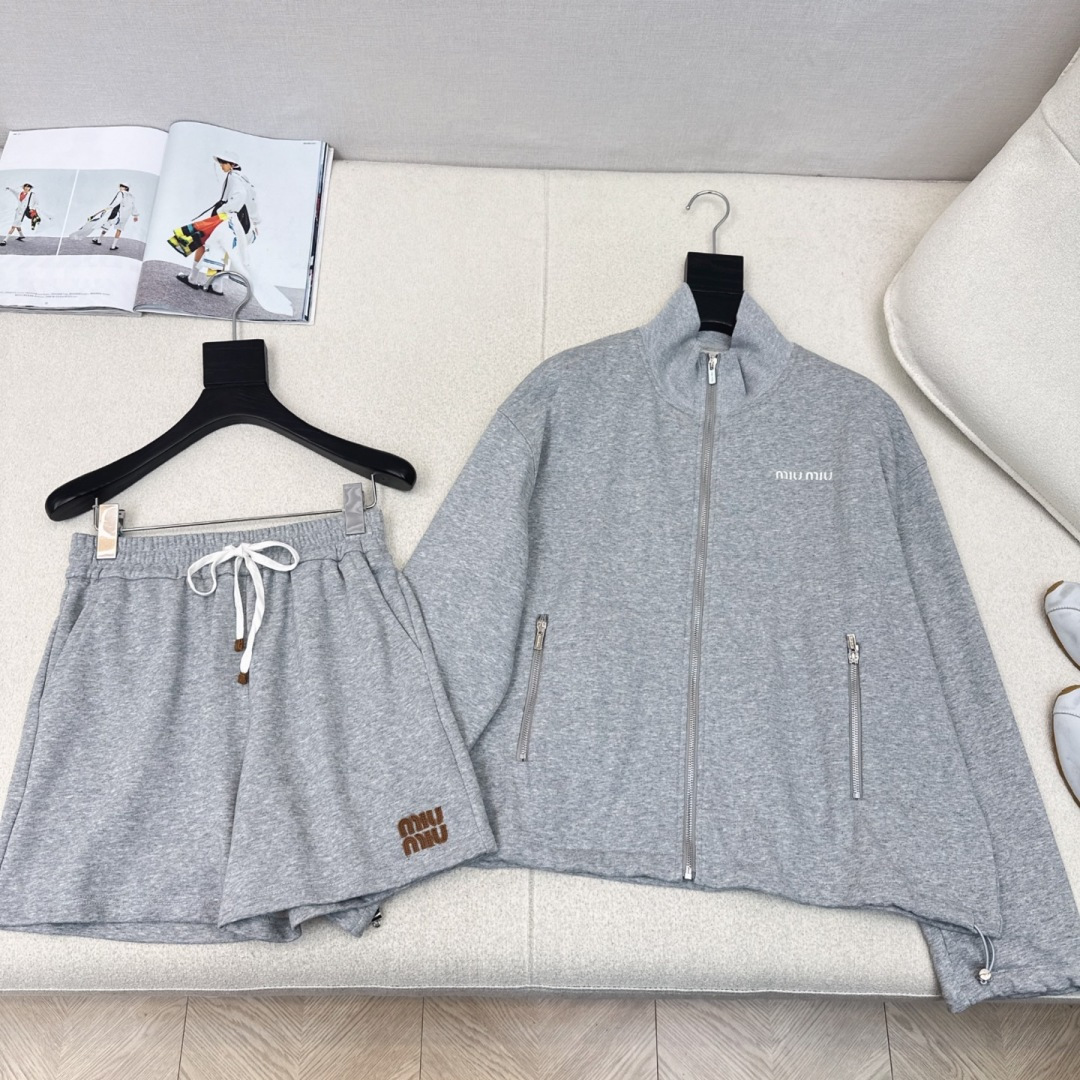 时髦达人一套搭配 Miu 25Ss———秋冬最新款字母图案刺绣装饰套装 🩶立领宽松廓形拉链外套+松紧腰短