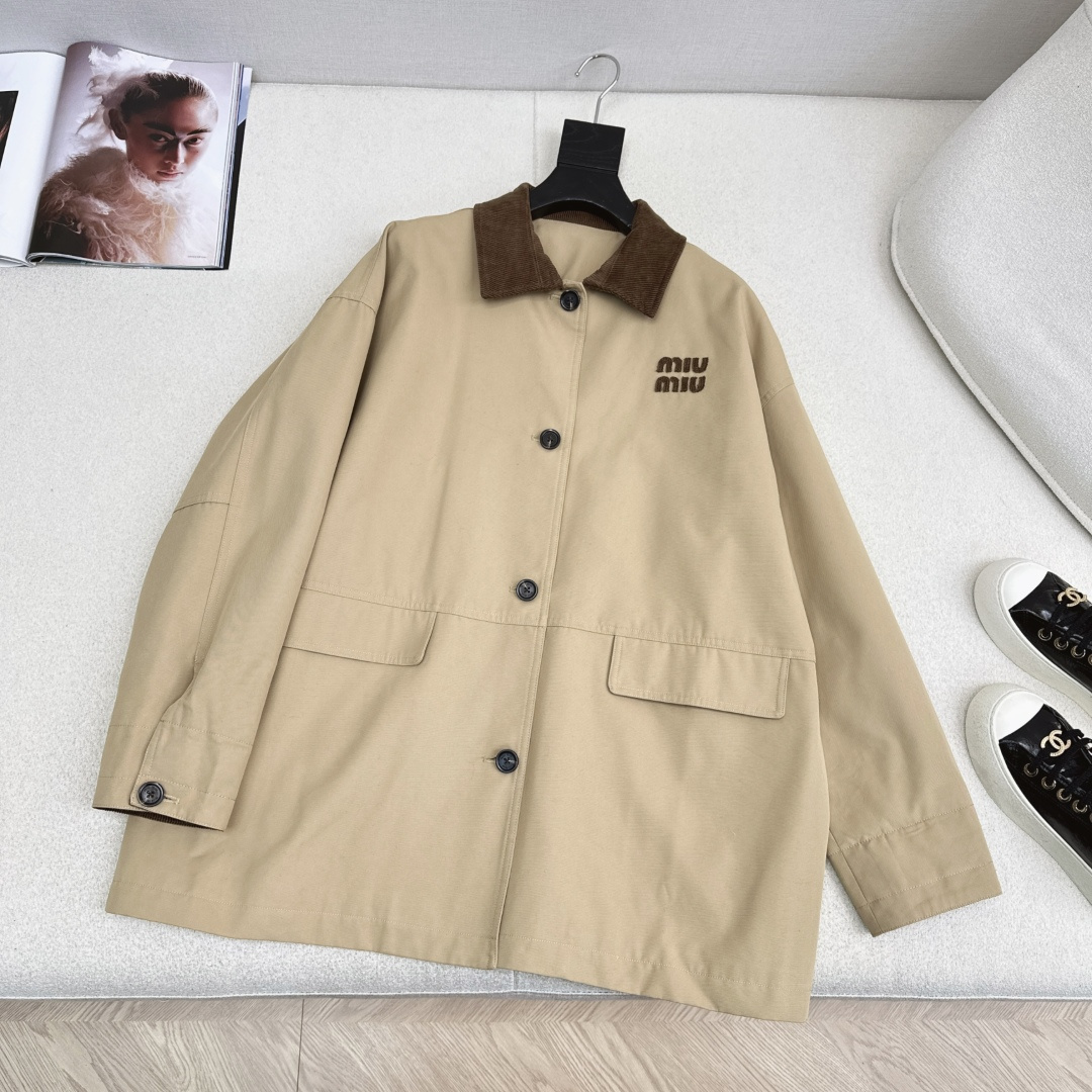 入秋必备款 Miu 25Ss———秋冬最新款复古灯芯绒领子拼接风衣 🖤立体字母刺绣细节 中长款的版型最实