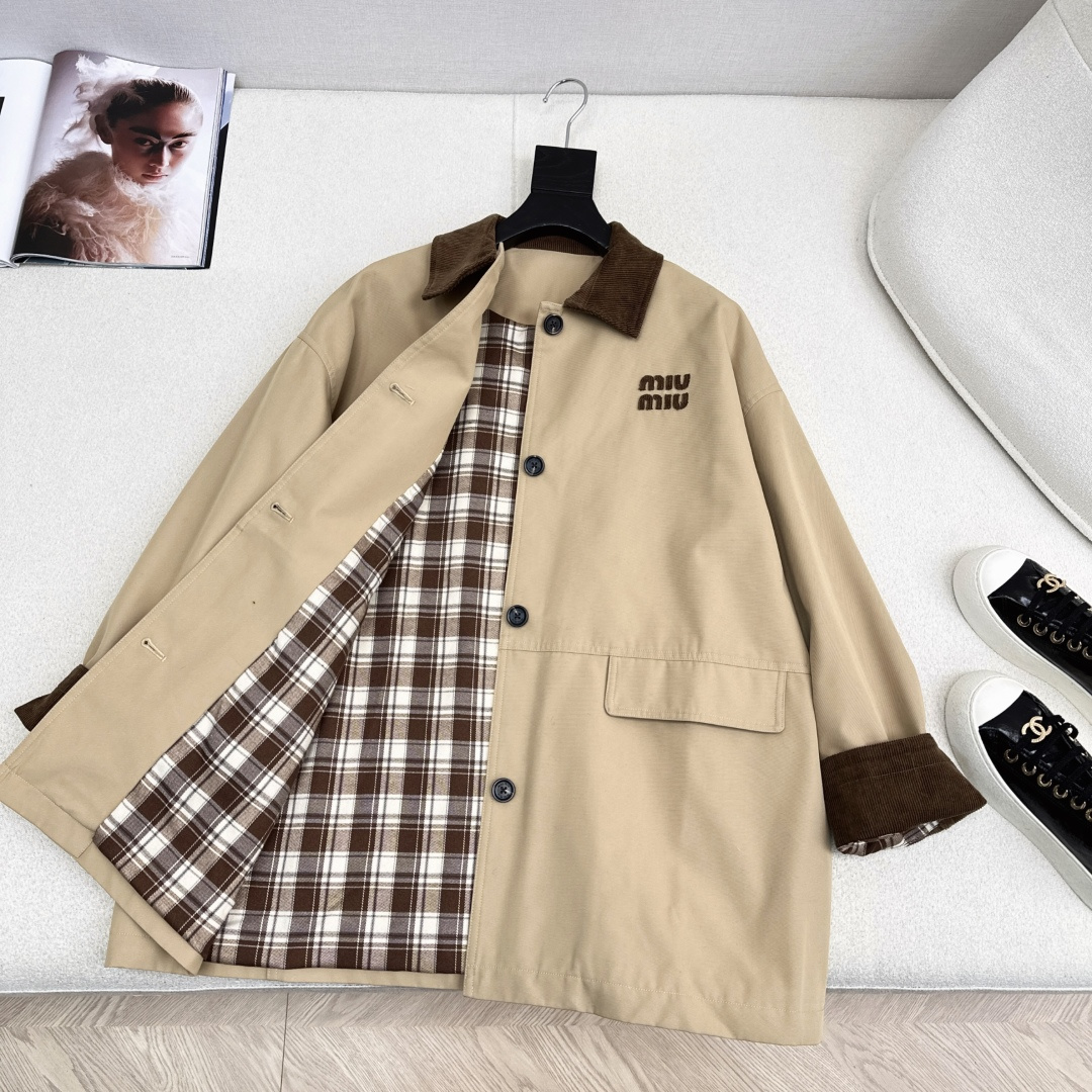 入秋必备款 Miu 25Ss———秋冬最新款复古灯芯绒领子拼接风衣 🖤立体字母刺绣细节 中长款的版型最实