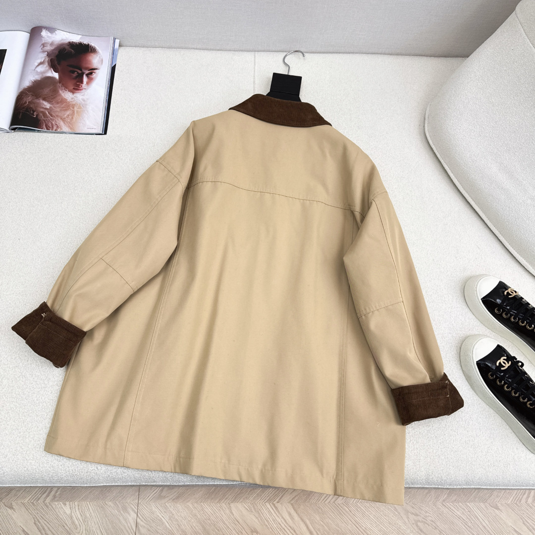 入秋必备款 Miu 25Ss———秋冬最新款复古灯芯绒领子拼接风衣 🖤立体字母刺绣细节 中长款的版型最实