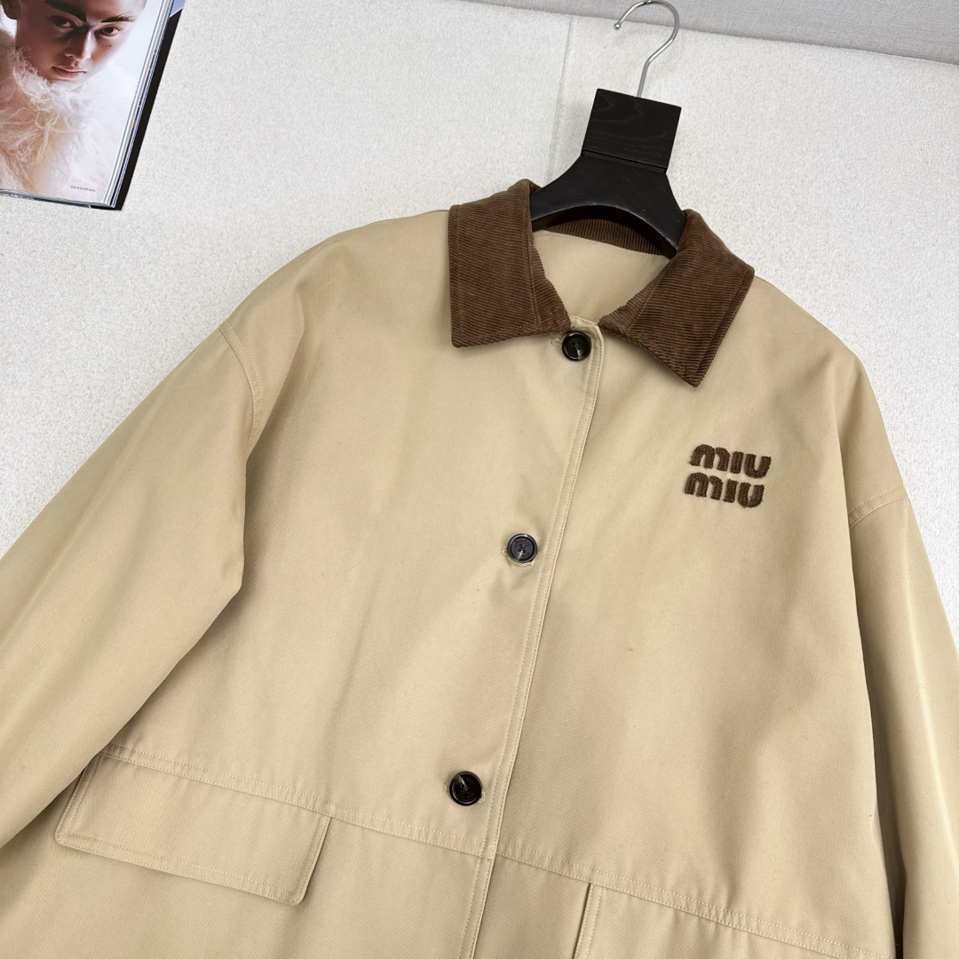 入秋必备款 Miu 25Ss———秋冬最新款复古灯芯绒领子拼接风衣 🖤立体字母刺绣细节 中长款的版型最实