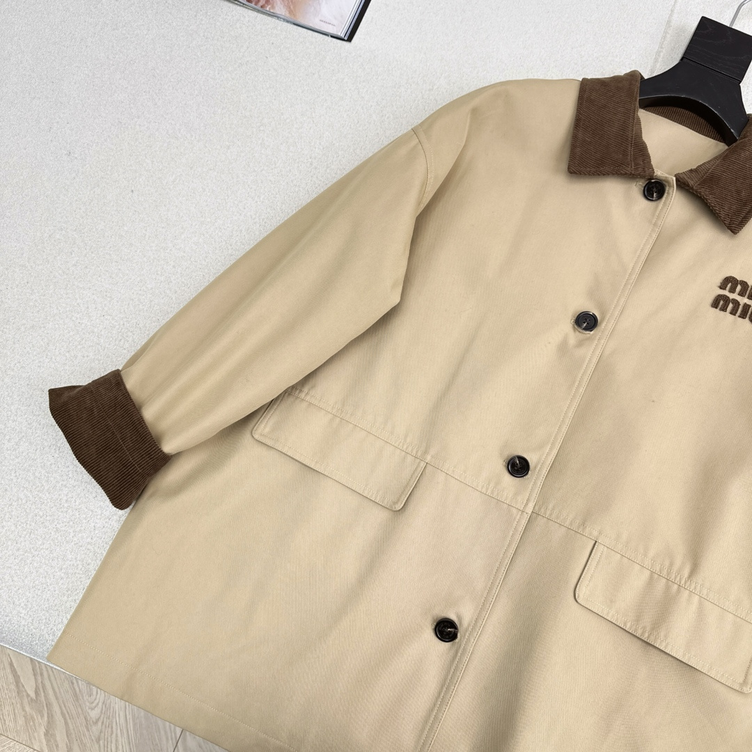 入秋必备款 Miu 25Ss———秋冬最新款复古灯芯绒领子拼接风衣 🖤立体字母刺绣细节 中长款的版型最实