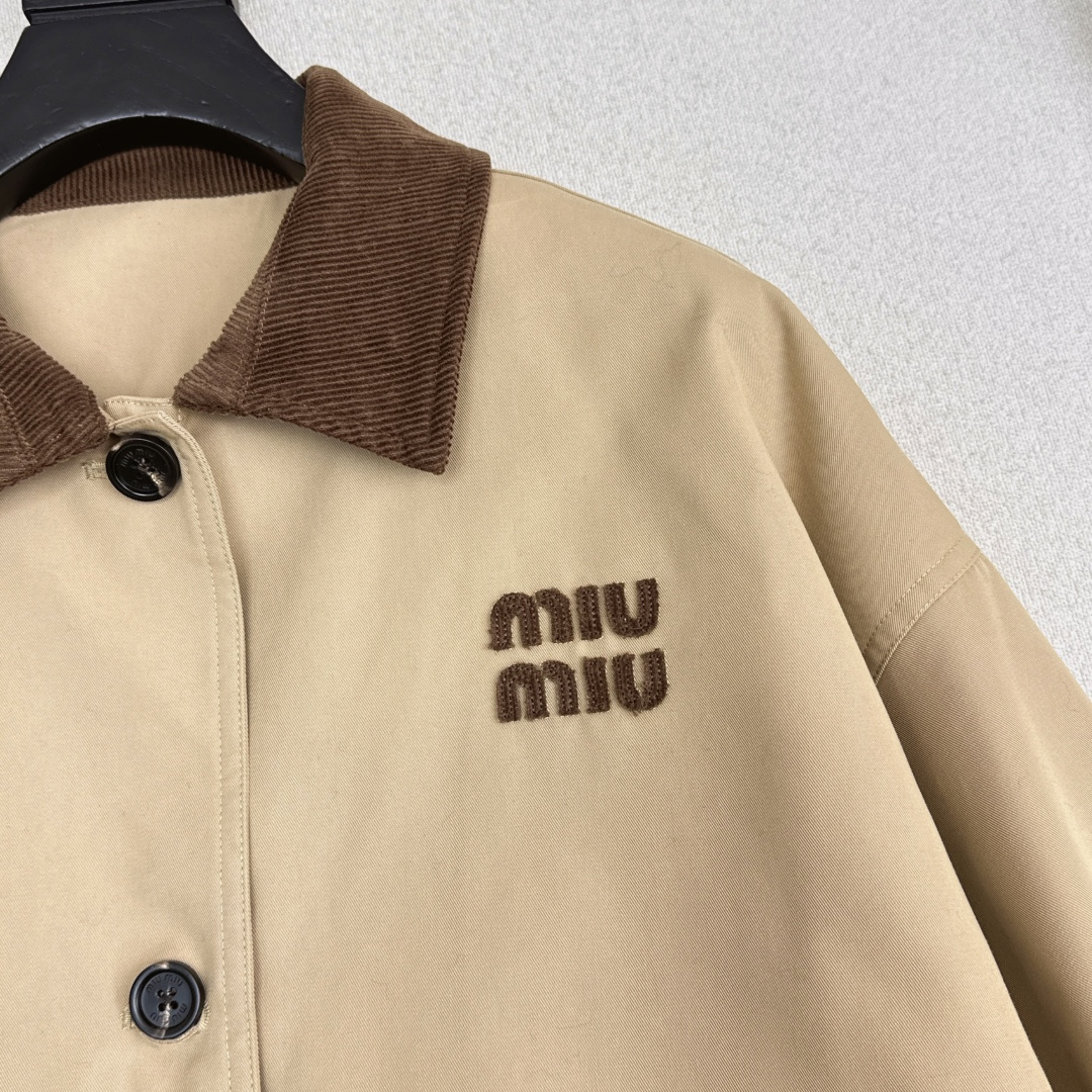 入秋必备款 Miu 25Ss———秋冬最新款复古灯芯绒领子拼接风衣 🖤立体字母刺绣细节 中长款的版型最实