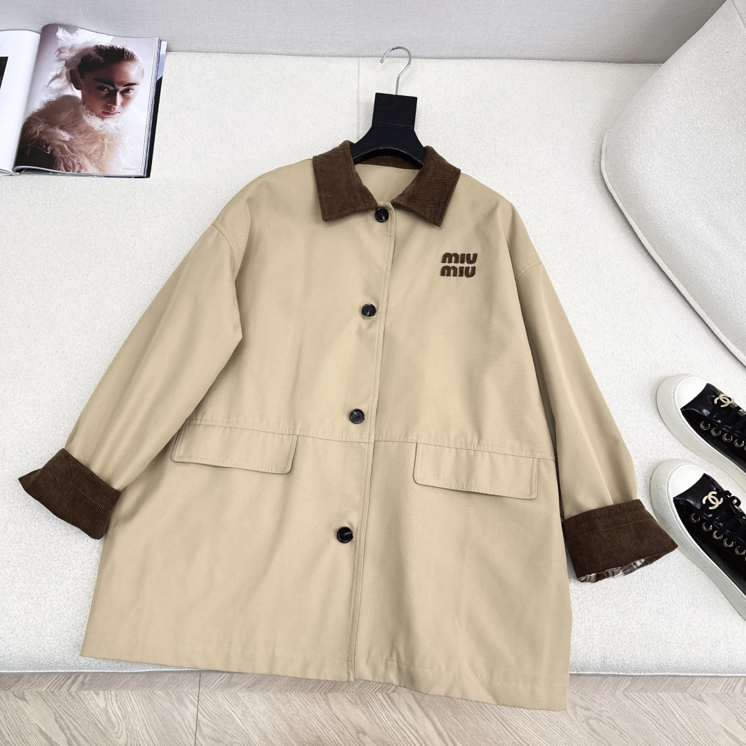 入秋必备款 Miu 25Ss———秋冬最新款复古灯芯绒领子拼接风衣 🖤立体字母刺绣细节 中长款的版型最实