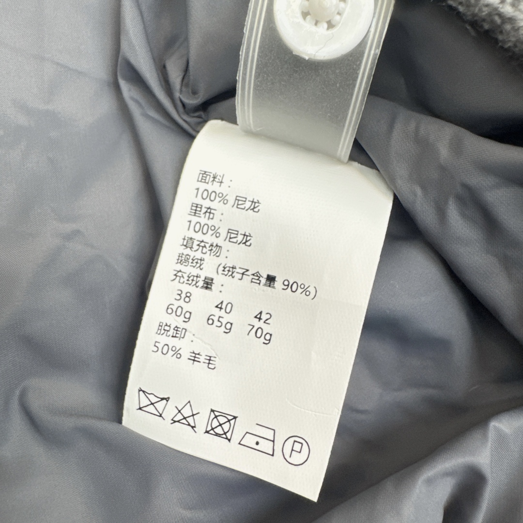 独家款～ Bc 25Ss———秋冬最新款假两件设计连帽短款羽绒外套🩶冬季的羽绒服首选 羊毛针织拼接门襟设