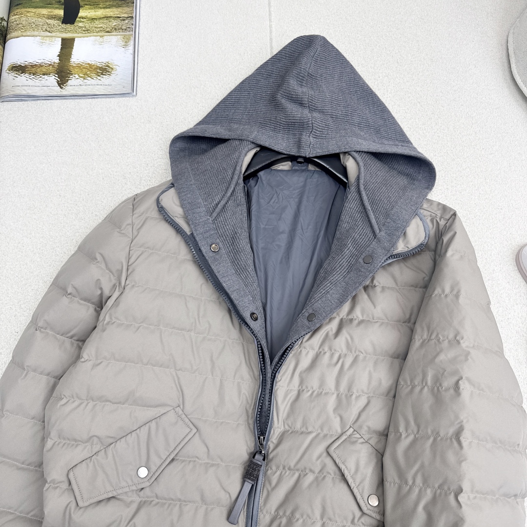 独家款～ Bc 25Ss———秋冬最新款假两件设计连帽短款羽绒外套🩶冬季的羽绒服首选 羊毛针织拼接门襟设