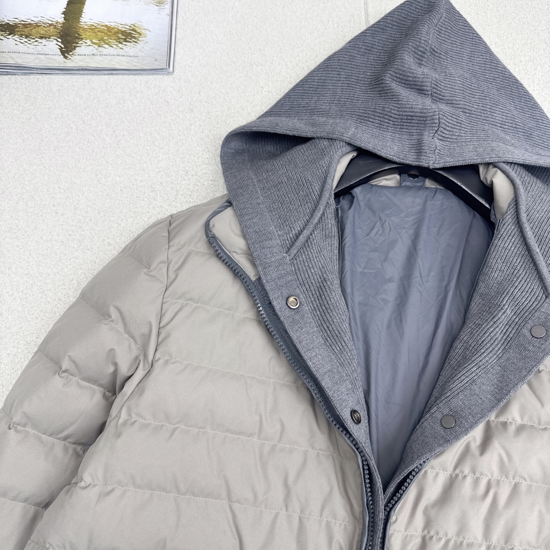 独家款～ Bc 25Ss———秋冬最新款假两件设计连帽短款羽绒外套🩶冬季的羽绒服首选 羊毛针织拼接门襟设