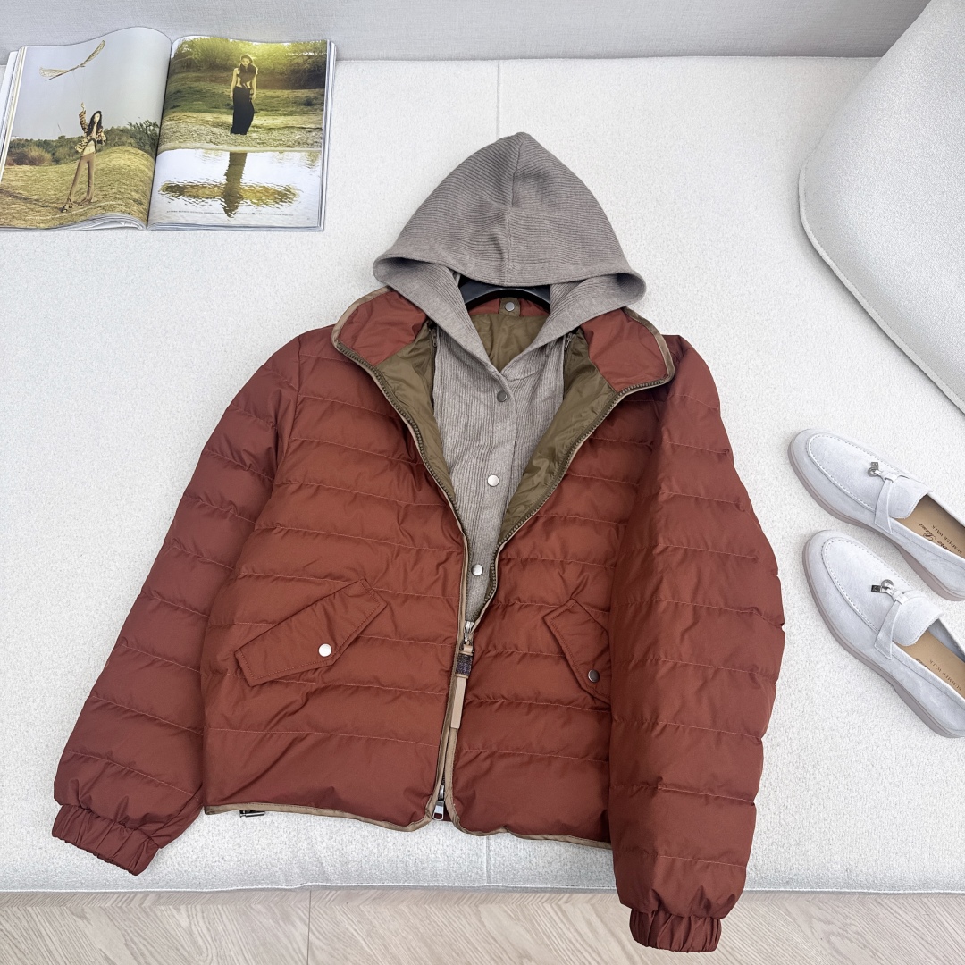 独家款～ Bc 25Ss———秋冬最新款假两件设计连帽短款羽绒外套🩶冬季的羽绒服首选 羊毛针织拼接门襟设
