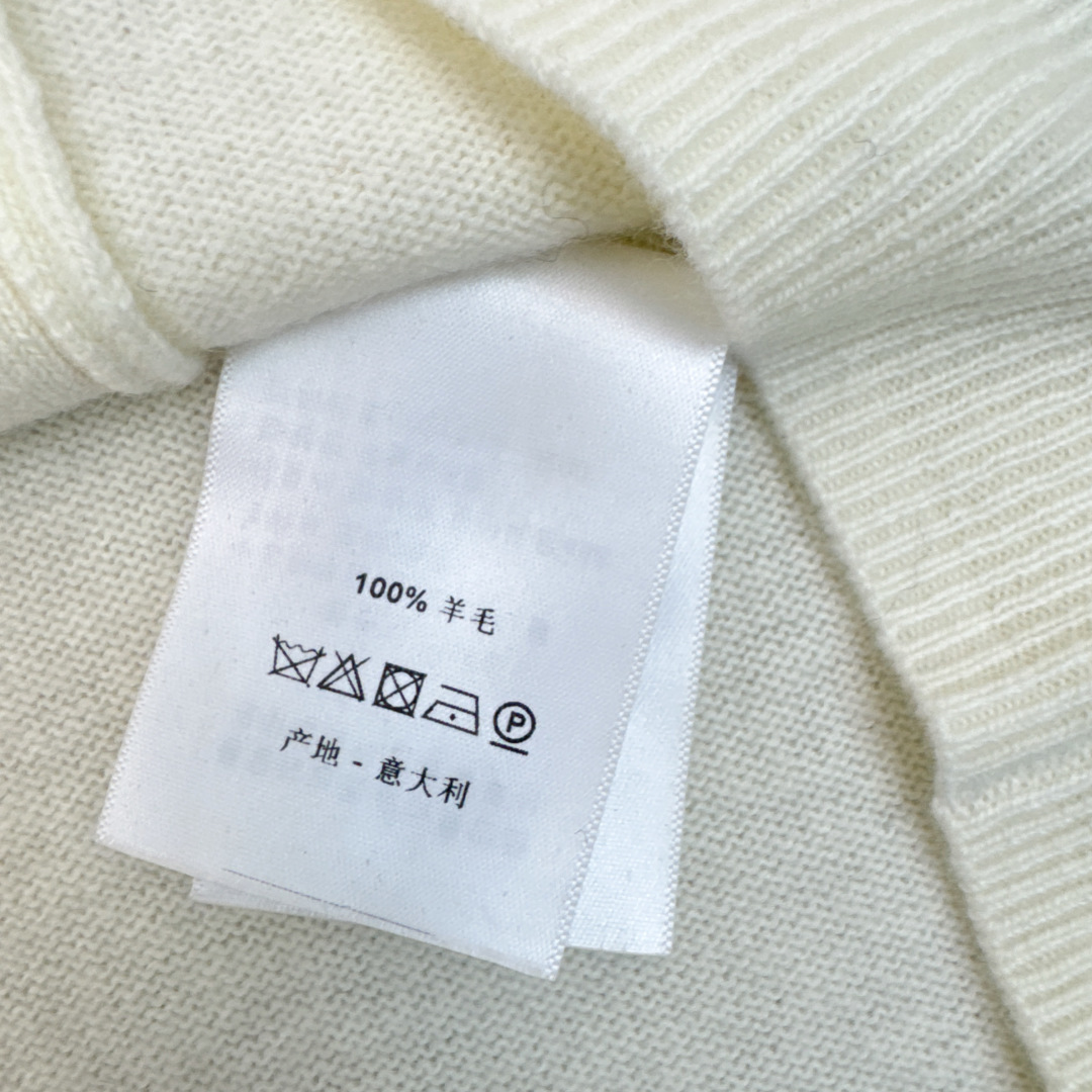 Miu 25Ss———秋冬最新款慵懒风羊毛套装🤍菱格纹V领开衫+松紧腰直筒裤 百分百精纺羊毛纱线面料 简