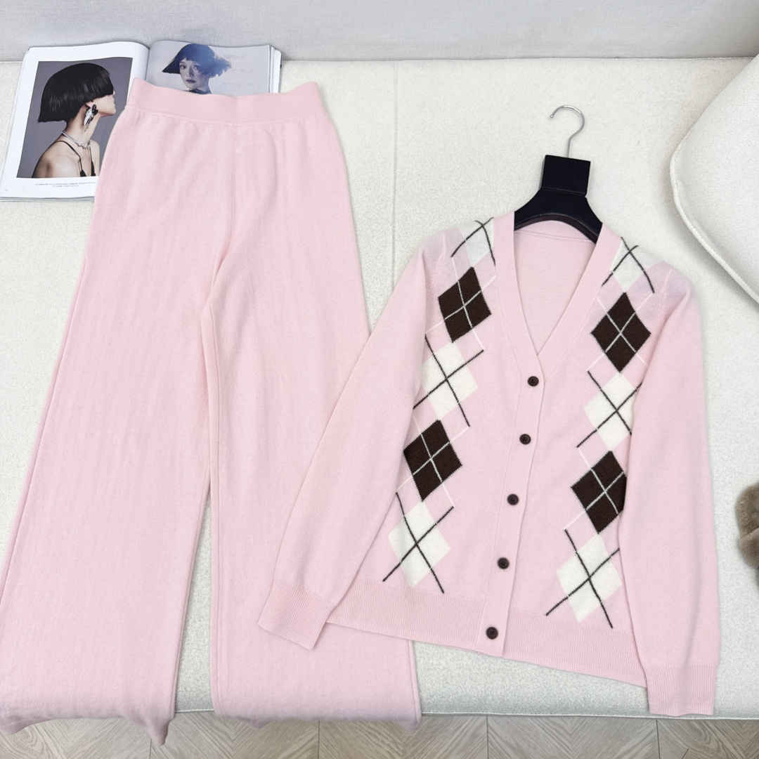 Miu 25Ss———秋冬最新款慵懒风羊毛套装🤍菱格纹V领开衫+松紧腰直筒裤 百分百精纺羊毛纱线面料 简