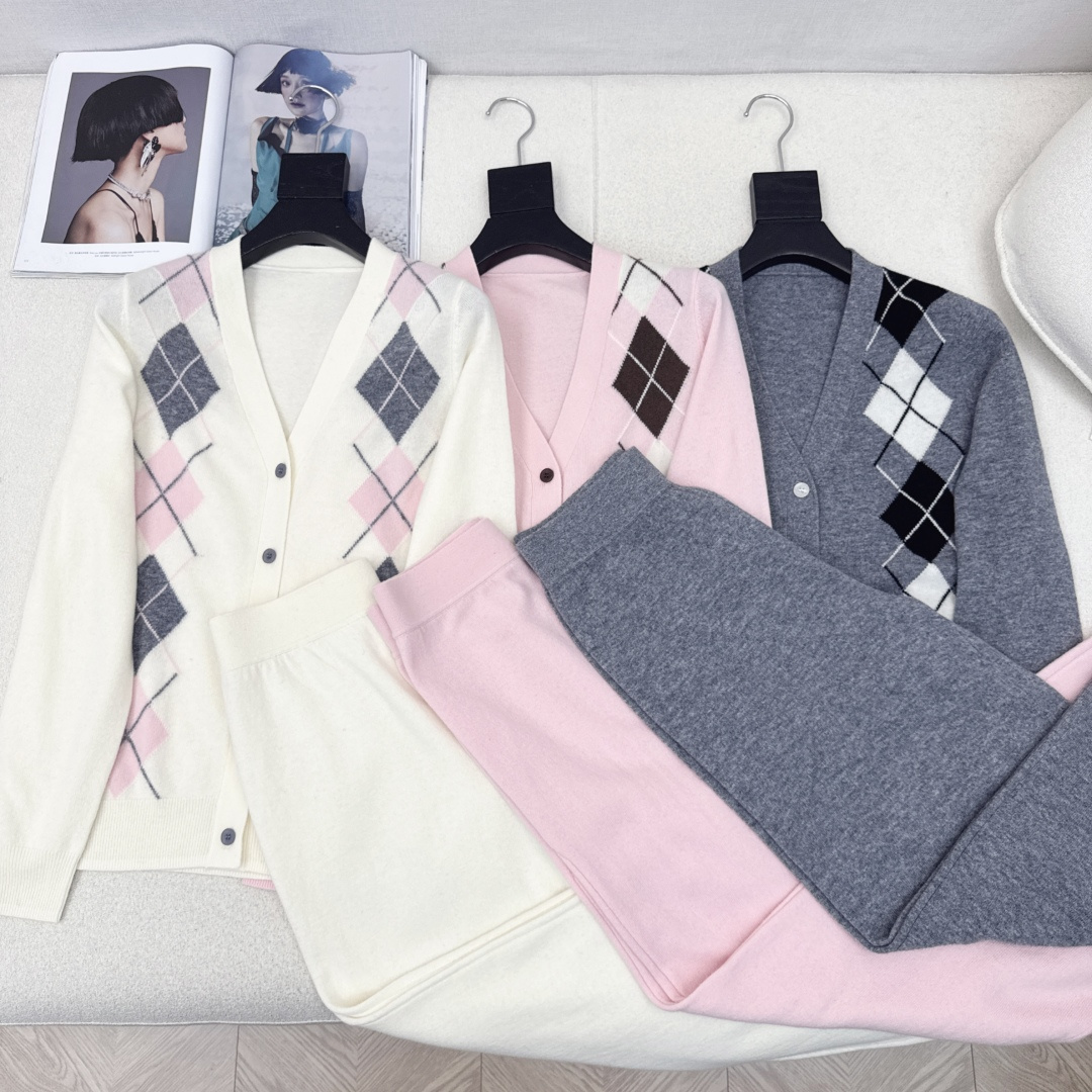 Miu 25Ss———秋冬最新款慵懒风羊毛套装🤍菱格纹V领开衫+松紧腰直筒裤 百分百精纺羊毛纱线面料 简