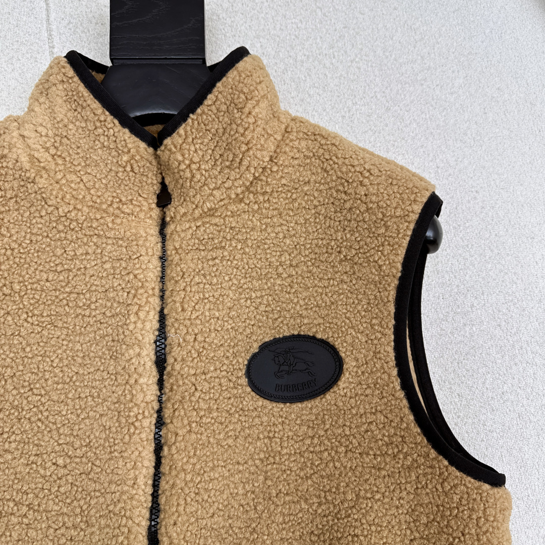 Bur 25SS———秋冬新品摇粒绒泰迪熊立领马甲 胸前黑色圆形logo装饰有辨识度又吸睛 立领拉链设计