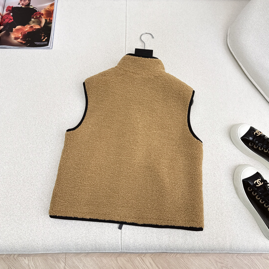 Bur 25SS———秋冬新品摇粒绒泰迪熊立领马甲 胸前黑色圆形logo装饰有辨识度又吸睛 立领拉链设计