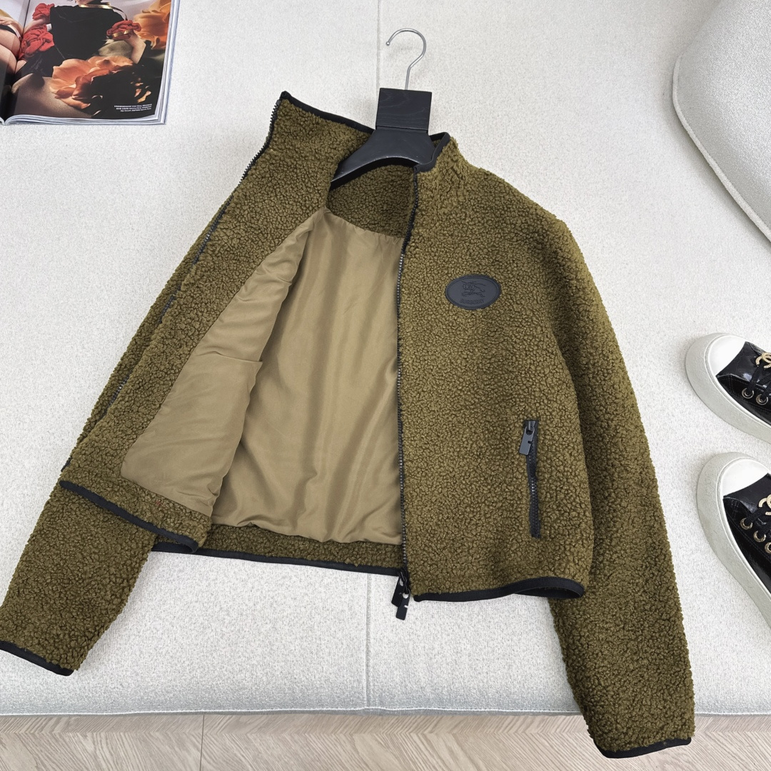 Bur 25SS———秋冬新品摇粒绒泰迪熊立领外套 胸前黑色圆形logo装饰有辨识度又吸睛 立领拉链设计