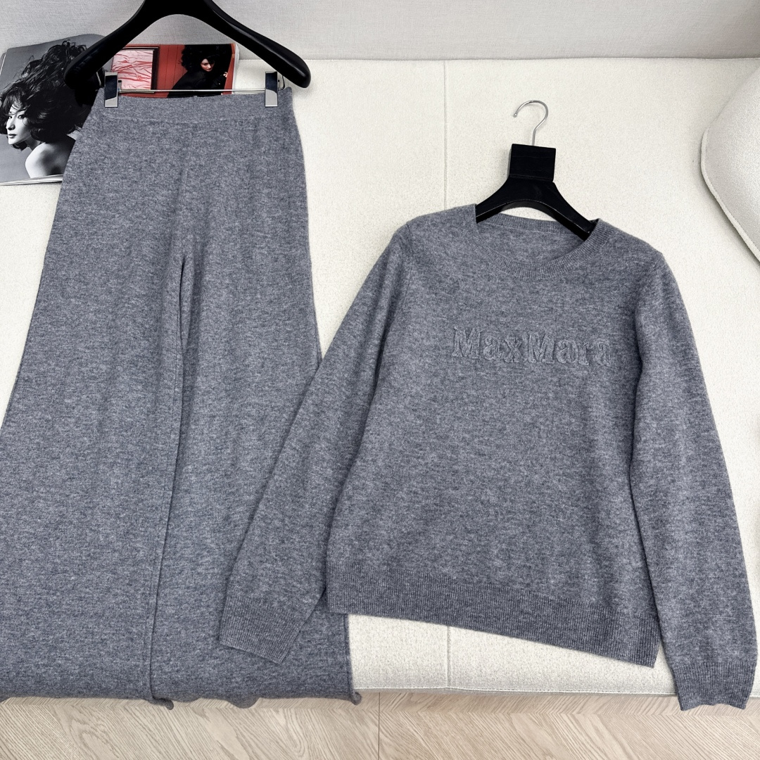 独家款～ Max 25Ss———早秋最新款慵懒时髦羊毛套装 🤍立体字母刺绣装饰圆领毛衣+松紧腰直筒裤 精
