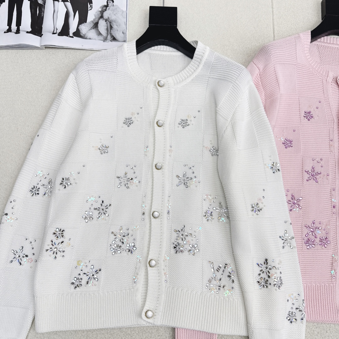 男女同款 25Ss————秋冬最新款联名Nigo系列Monogram花㚏烫钻花重工定珠开衫外套🩷重工定位