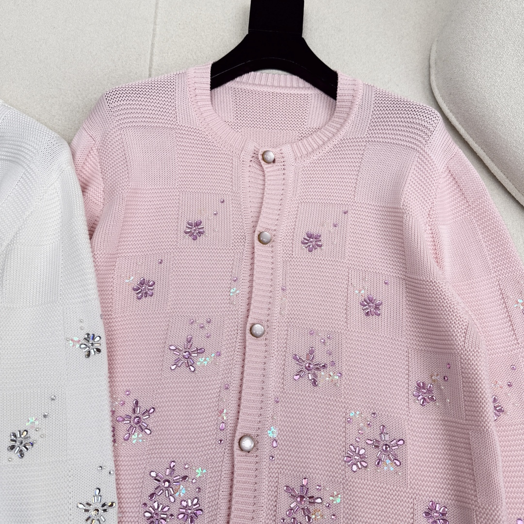 男女同款 25Ss————秋冬最新款联名Nigo系列Monogram花㚏烫钻花重工定珠开衫外套🩷重工定位