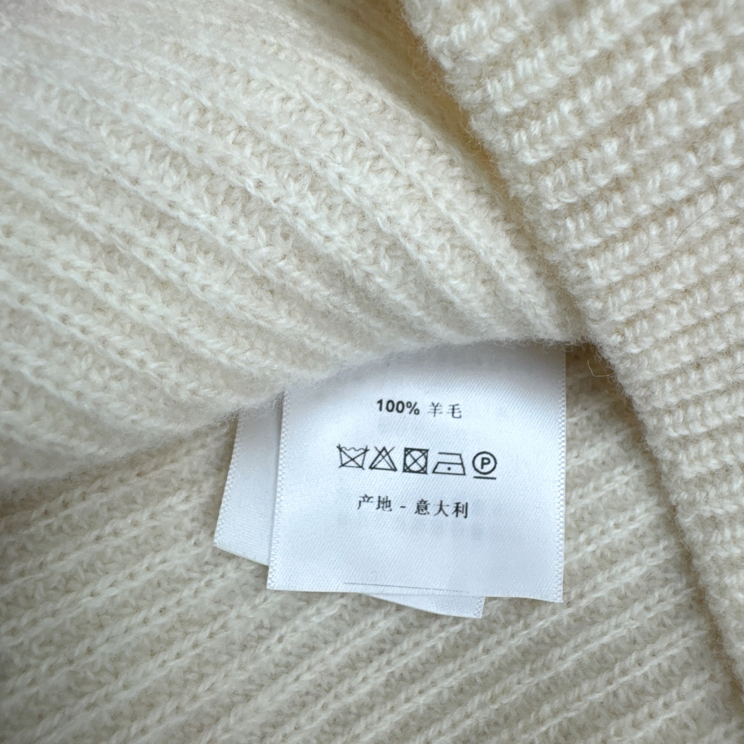 独家款～ C家 25Ss———早秋最新款无袖针织套装 🤍立体花朵装饰高领毛衣+松紧腰直筒裤 精致美感 整