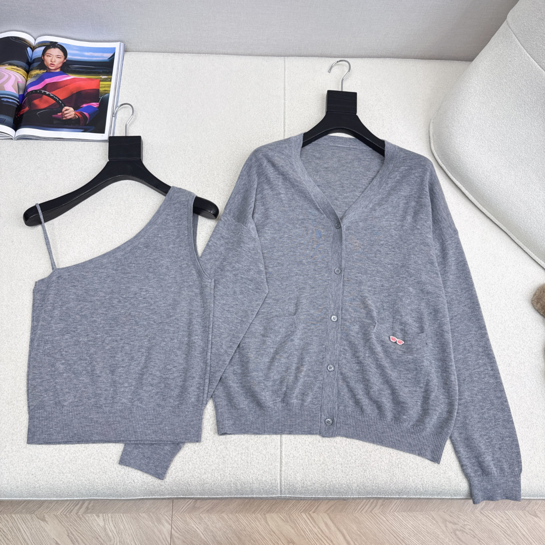 Miu 25Ss————早秋最新款吊带针织开衫两件套🤍 斜肩无袖背心+V领开衫 羊毛纱线织造 质感高级舒