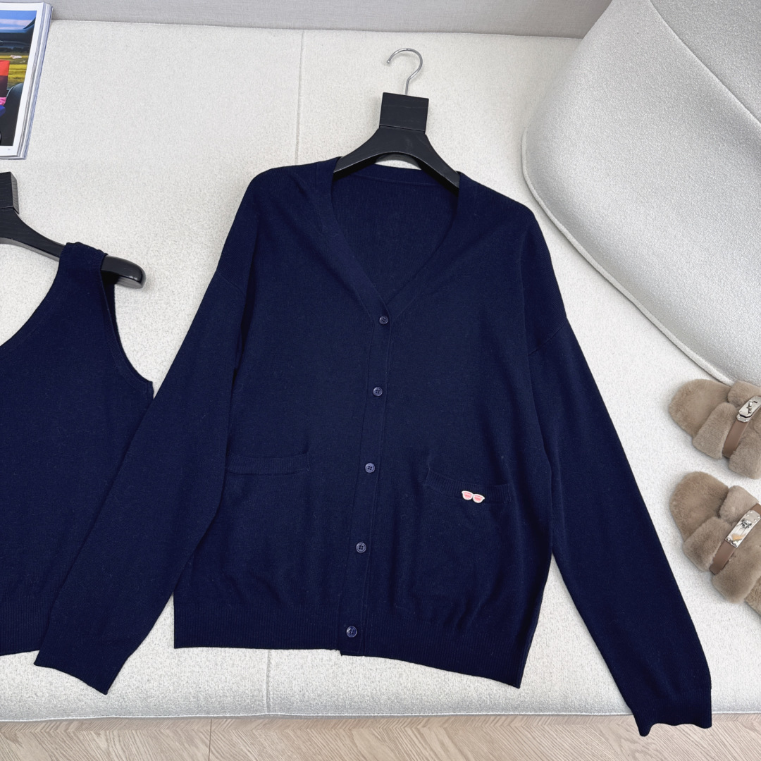 Miu 25Ss————早秋最新款吊带针织开衫两件套🤍 斜肩无袖背心+V领开衫 羊毛纱线织造 质感高级舒