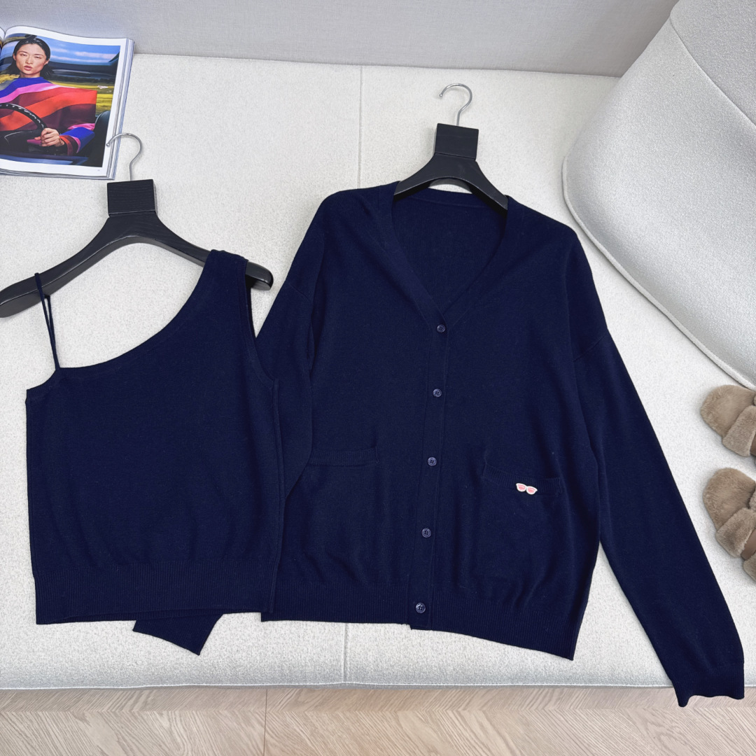 Miu 25Ss————早秋最新款吊带针织开衫两件套🤍 斜肩无袖背心+V领开衫 羊毛纱线织造 质感高级舒