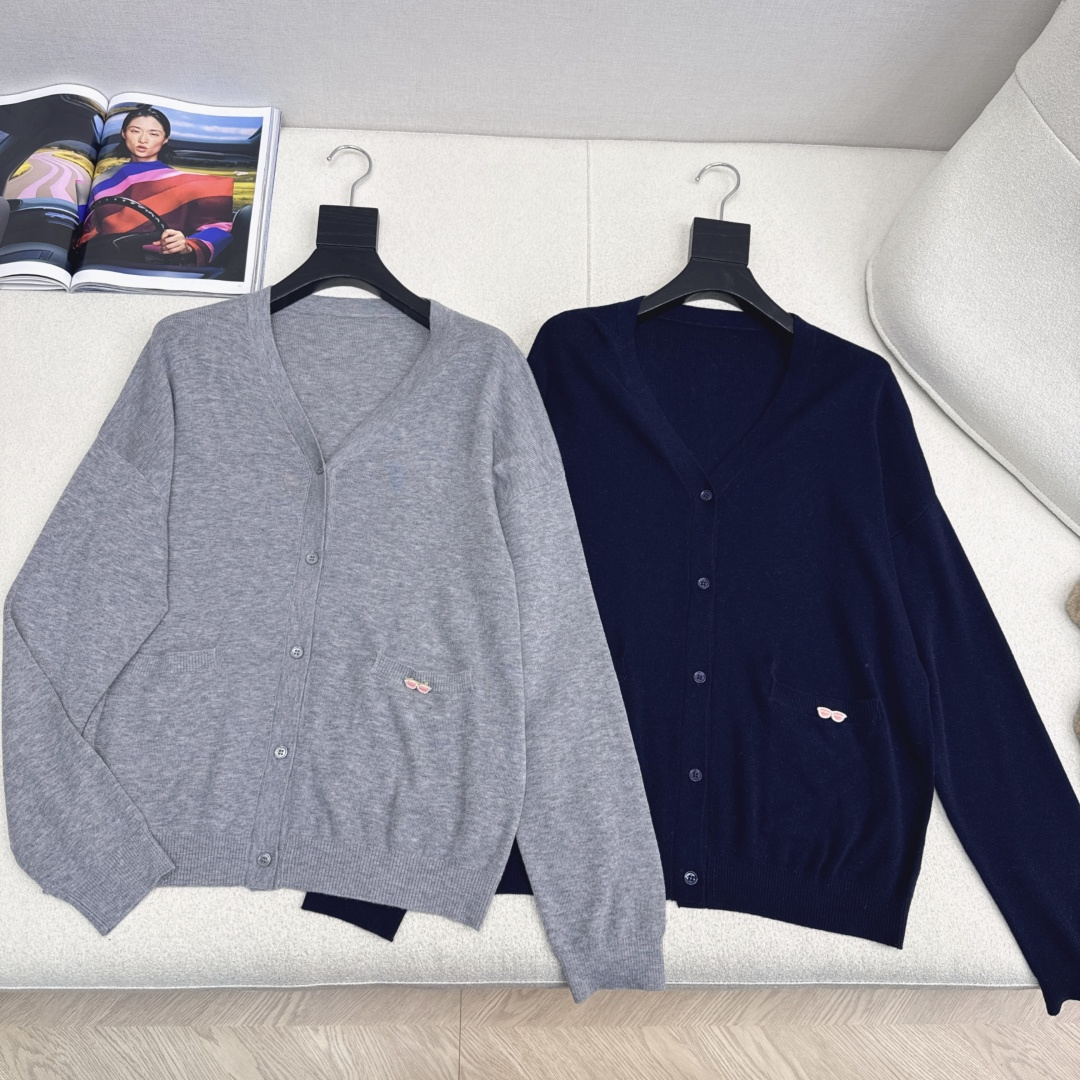 Miu 25Ss————早秋最新款吊带针织开衫两件套🤍 斜肩无袖背心+V领开衫 羊毛纱线织造 质感高级舒