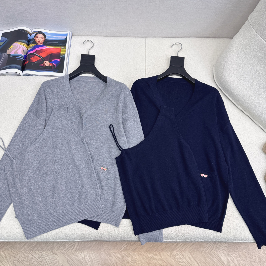 Miu 25Ss————早秋最新款吊带针织开衫两件套🤍 斜肩无袖背心+V领开衫 羊毛纱线织造 质感高级舒