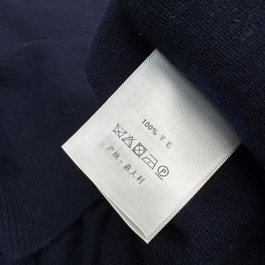 Miu 25Ss————早秋最新款吊带针织开衫两件套🤍 斜肩无袖背心+V领开衫 羊毛纱线织造 质感高级舒