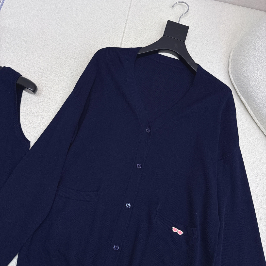 Miu 25Ss————早秋最新款吊带针织开衫两件套🤍 斜肩无袖背心+V领开衫 羊毛纱线织造 质感高级舒