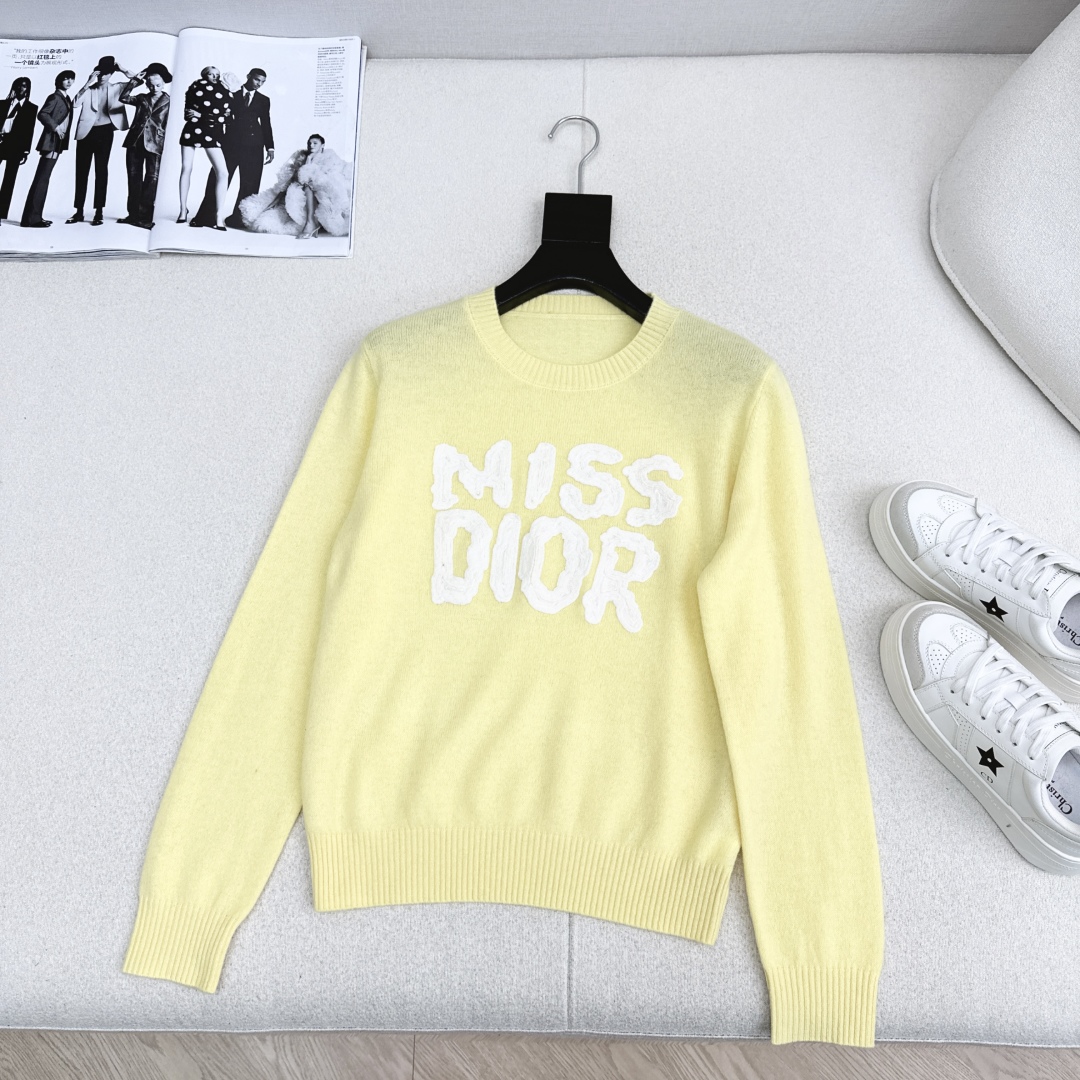 MissD Embroidered Logo Sweater: Classic Style, Comfortable & Versatile 7 cmp i1758730047337 2304 0 5