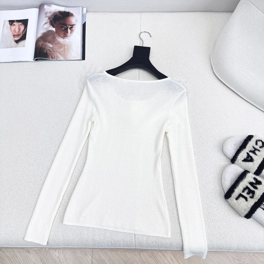 温柔日常必备内搭 Miu 25Ss———秋冬最新款温柔纯欲女孩必备拼接蕾丝针织衫 🤍太好搭啦〰️很日常的