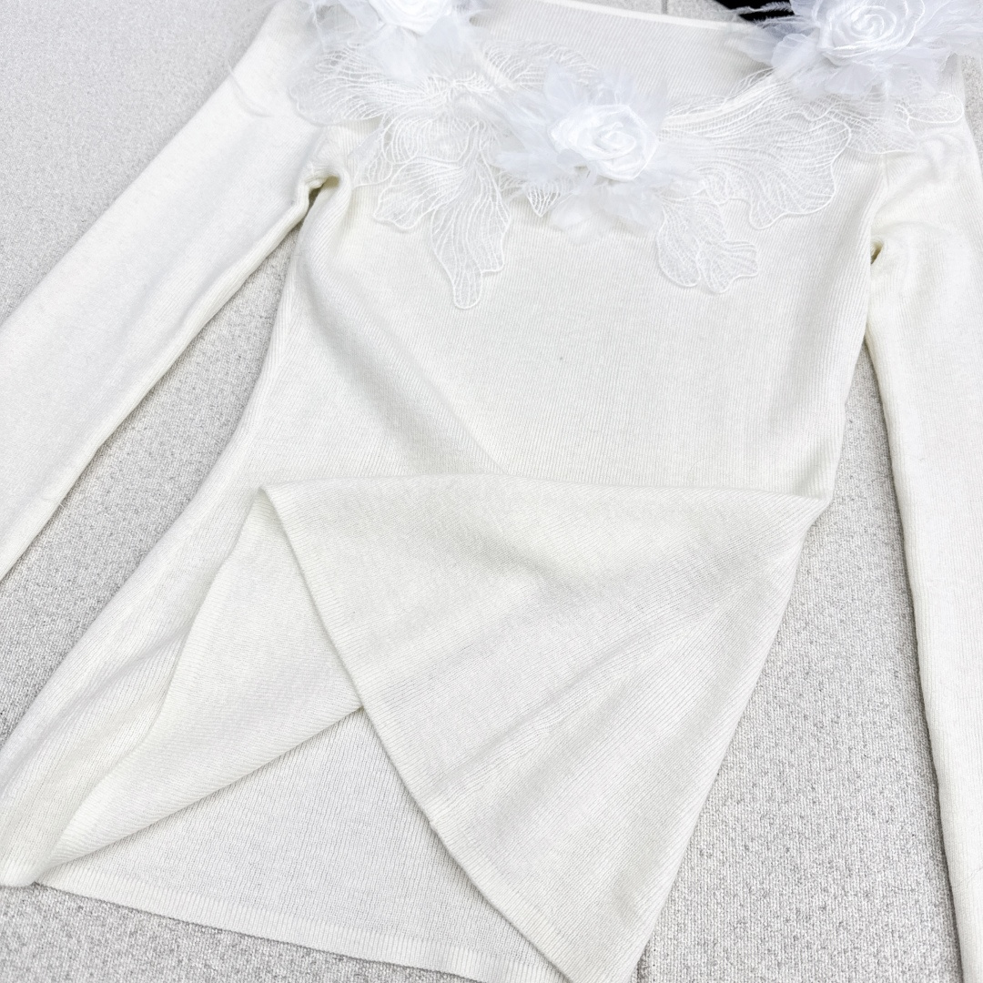 温柔日常必备内搭 Miu 25Ss———秋冬最新款温柔纯欲女孩必备拼接蕾丝针织衫 🤍太好搭啦〰️很日常的