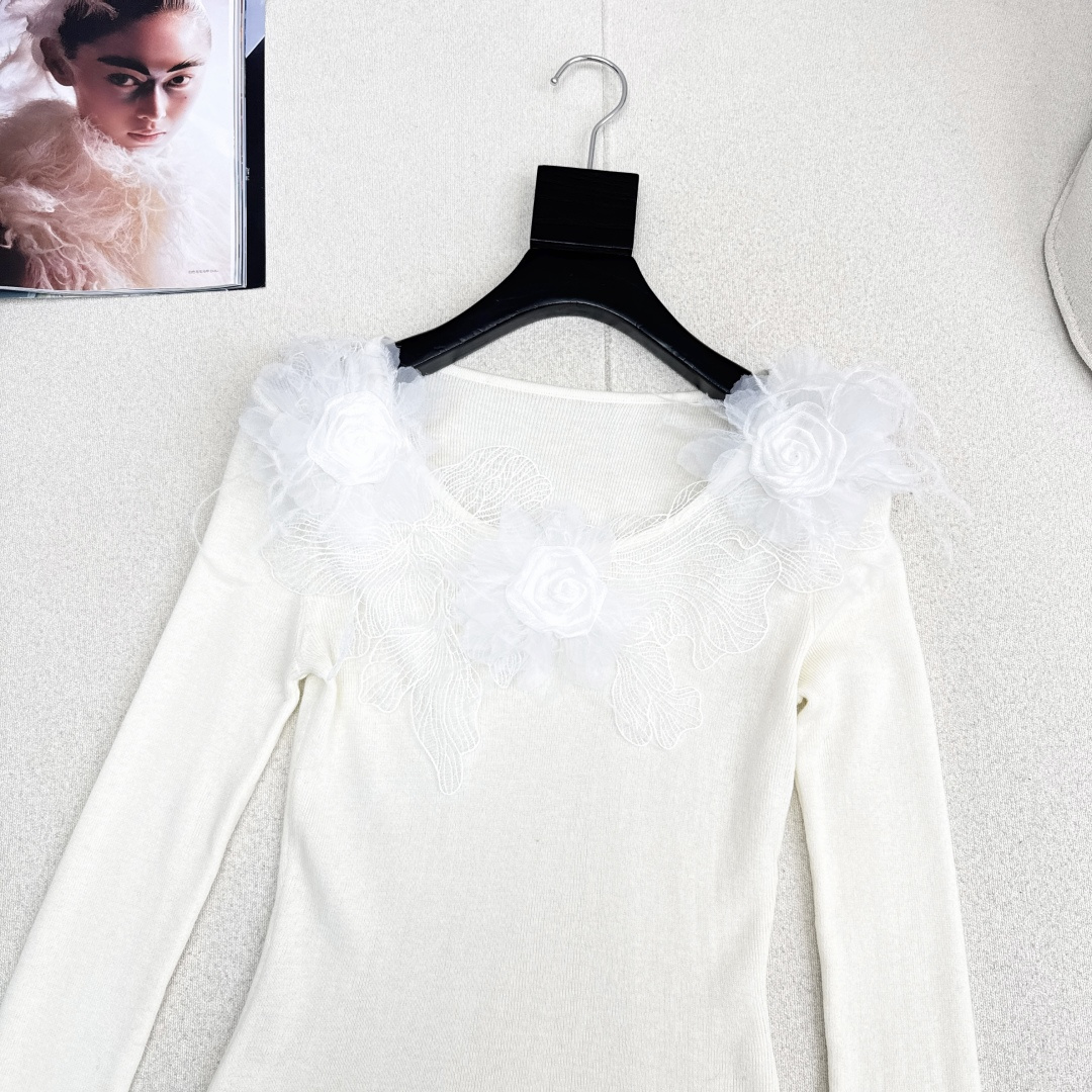 温柔日常必备内搭 Miu 25Ss———秋冬最新款温柔纯欲女孩必备拼接蕾丝针织衫 🤍太好搭啦〰️很日常的
