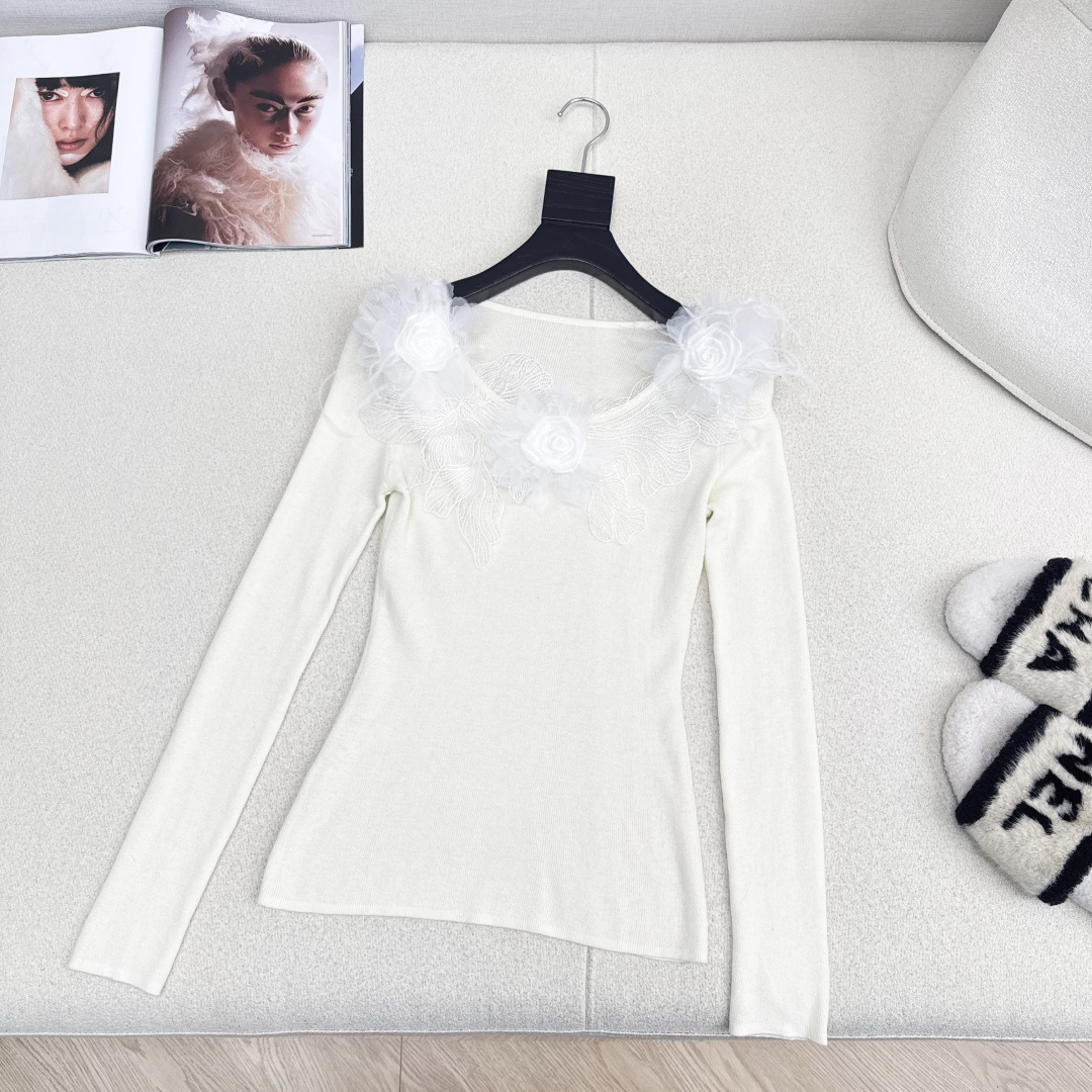 温柔日常必备内搭 Miu 25Ss———秋冬最新款温柔纯欲女孩必备拼接蕾丝针织衫 🤍太好搭啦〰️很日常的