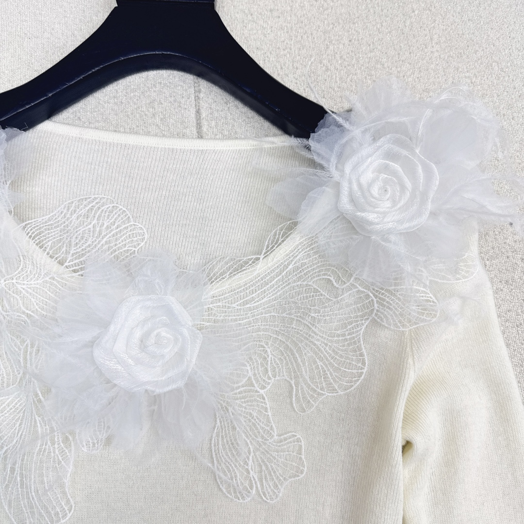 温柔日常必备内搭 Miu 25Ss———秋冬最新款温柔纯欲女孩必备拼接蕾丝针织衫 🤍太好搭啦〰️很日常的