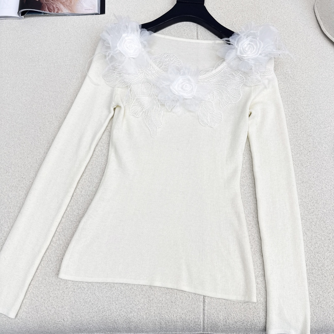 温柔日常必备内搭 Miu 25Ss———秋冬最新款温柔纯欲女孩必备拼接蕾丝针织衫 🤍太好搭啦〰️很日常的