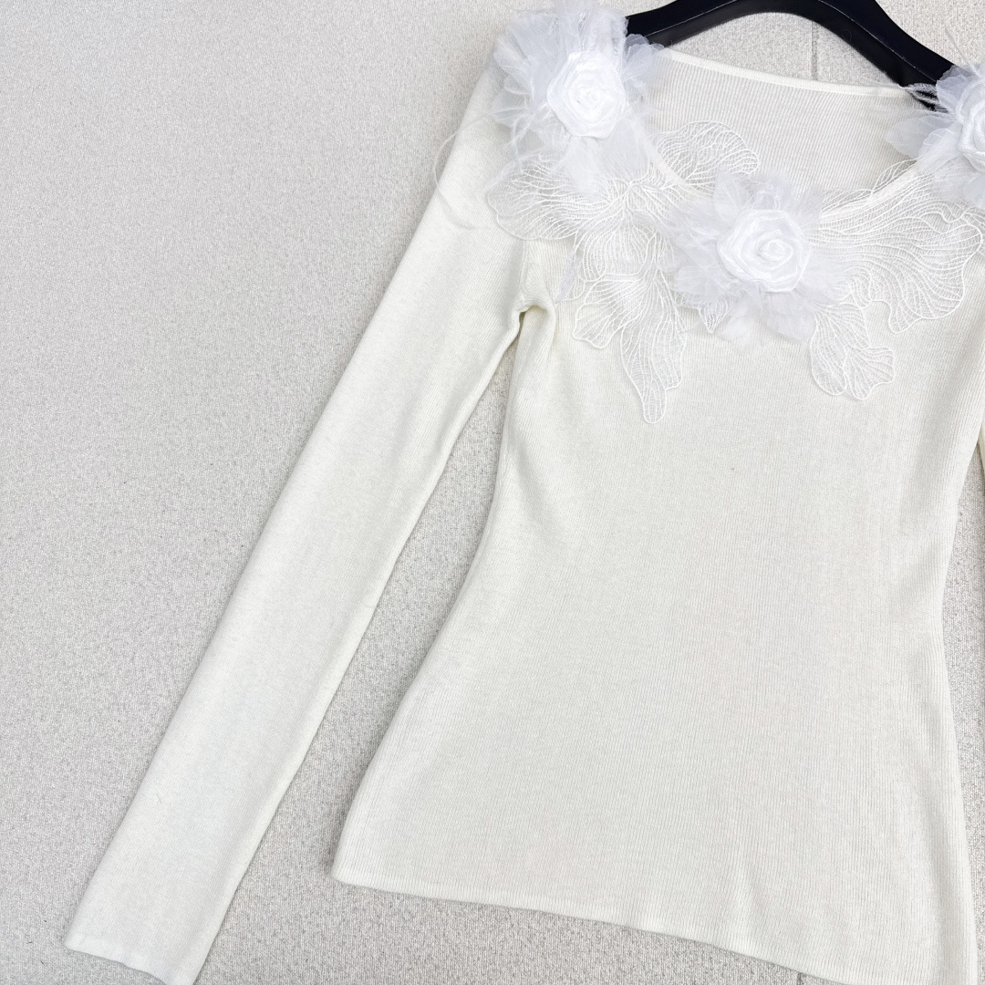 温柔日常必备内搭 Miu 25Ss———秋冬最新款温柔纯欲女孩必备拼接蕾丝针织衫 🤍太好搭啦〰️很日常的