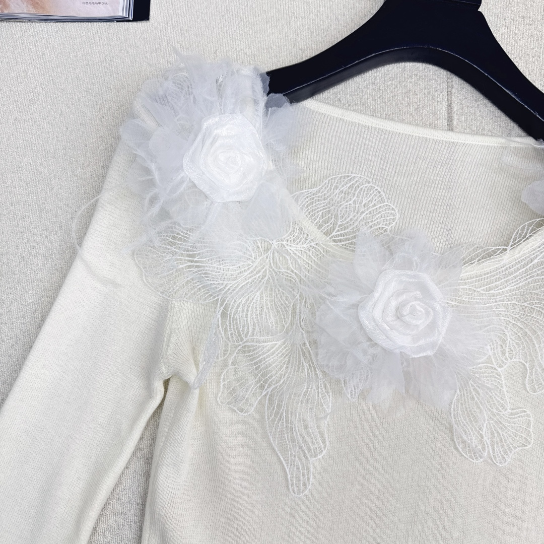 温柔日常必备内搭 Miu 25Ss———秋冬最新款温柔纯欲女孩必备拼接蕾丝针织衫 🤍太好搭啦〰️很日常的