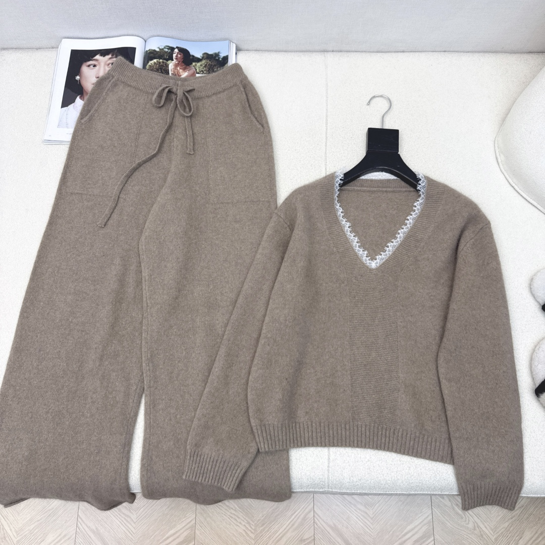 独家款～Es 25Ss———早秋最新款慵懒时髦羊毛套装 🤍拼接蕾丝V领毛衣+松紧腰直筒裤 精致美感 整体